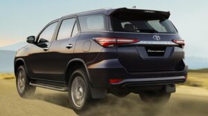 Toyota Fortuner Neo side view