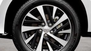 Toyota Innova Crysta GX wheel